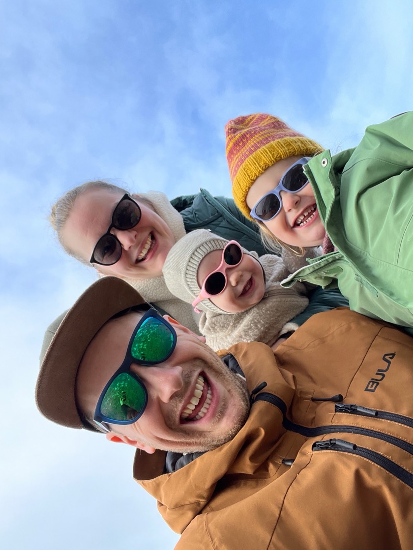Camilla, Chris og de to barna på tur en vinterdag, alle med solbriller